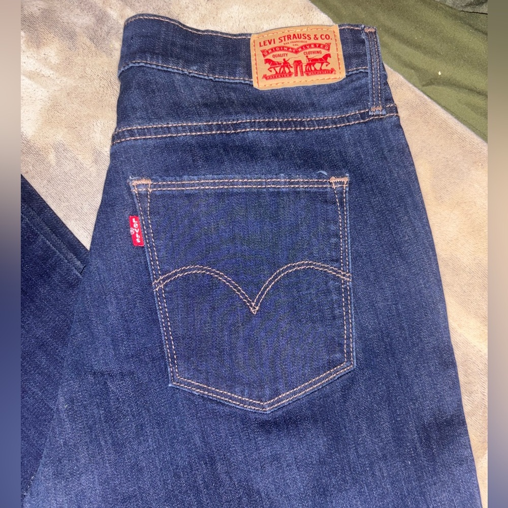Women’s Levi Slimming Dark Jeans
Size 31 - Picture 2 of 5